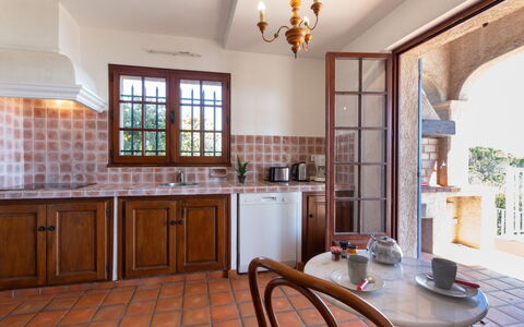 La Baïassière: Countertop, Cabinetry, Møbel, Vindue, Bord, Træ, Stol, Køkken, Belysning, Indretning