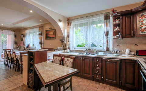 Villa Bieszkowice: Møbel, Håndvask, Cabinetry, Tap, Køkkenvask, Countertop, Bord, Sanitærarmatur, Køkken, Træ