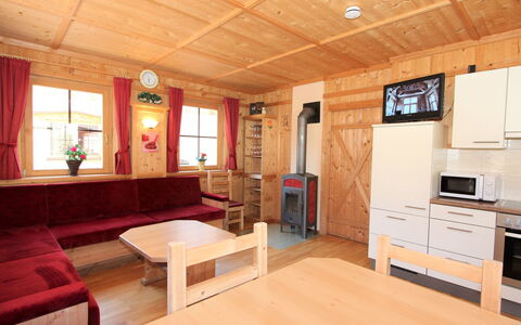 Mayrhofen 700: Møbel, Bord, Television, Bygning, Couch, Træ, Komfort, Stue, Orange, Indretning