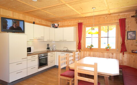 Mayrhofen 700: Countertop, Cabinetry, Møbel, Ejendom, Håndvask, Køkken, Bord, Køkken Apparat, Vindue, Træ