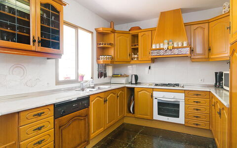 Salto del Monte: Countertop, Cabinetry, Køkken, Værelse, Gul, Møbel, Ejendom, Bygning, Orange, Indretning