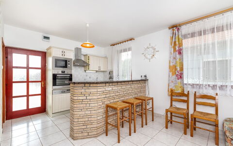 Balatonmariafurdo 106: Ejendom, Møbel, Bord, Træ, Cabinetry, Countertop, Stue, Køkken, Rektangel, Gulvbelægning