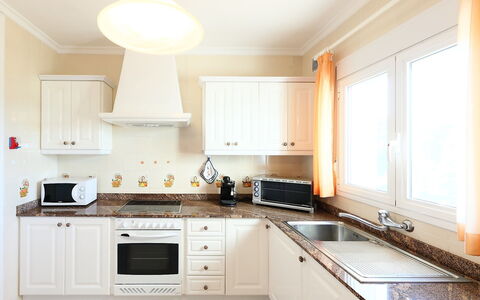 Sara: Countertop, Værelse, Ejendom, Køkken, Møbel, Cabinetry, Indretning, Loft, Etage, Bygning