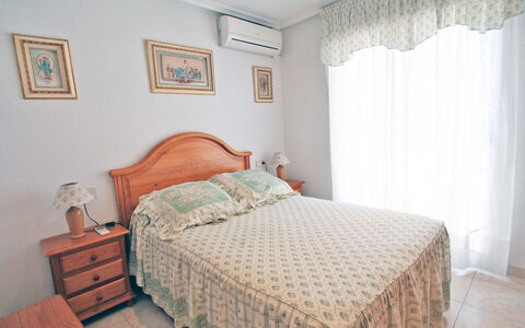 Tamarit Beach: Soveværelse, Seng, Ejendom, Værelse, Møbel, Sengetøj, Sengetøj, Bed Frame, Indretning, Etage