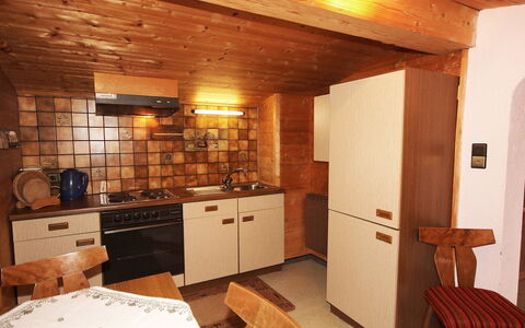 Hussl: Værelse, Ejendom, Møbel, Bygning, Indretning, Loft, Etage, Hus, Countertop, Cabinetry
