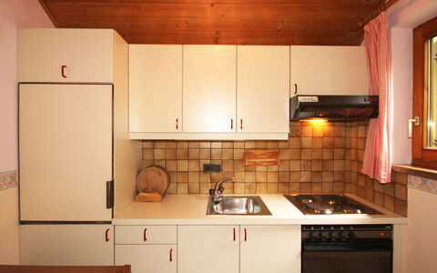 Hussl: Cabinetry, Køkkenvask, Countertop, Ejendom, Håndvask, Køkken Apparat, Køkken, Komfur, Bygning, Husholdningsapparat