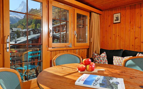 Lauberhaus: Møbel, Bord, Ejendom, Stol, Vindue, Træ, Indretning, Orange, Bejdse, Sommerhus