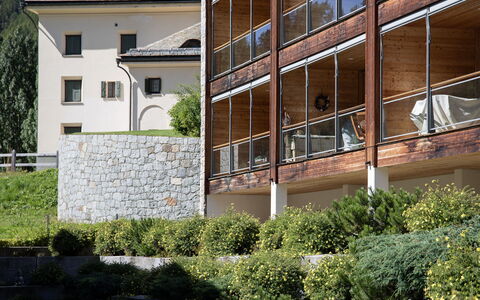 Residenz Cresta Kulm B26: Græs, Træ, Hus, Sommerhus, Tag, Busk, Hjem, Sidespor, Land Lot