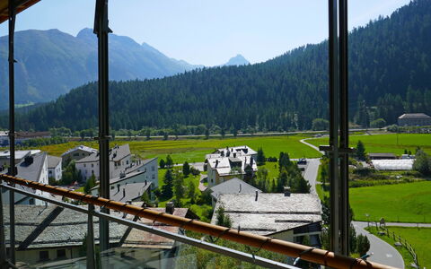 Residenz Cresta Kulm B26: Himmel, Bjerg, Bygning, Træ, Biome, Plante, Vindue, Landskab, Landdistrikt, Pol