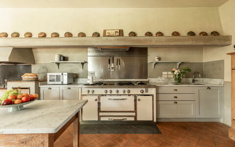 Villa Danilo: Countertop, Cabinetry, Møbel, Komfur, Bygning, Køkken Apparat, Køkken, Træ, Husholdningsapparat, Skuffe