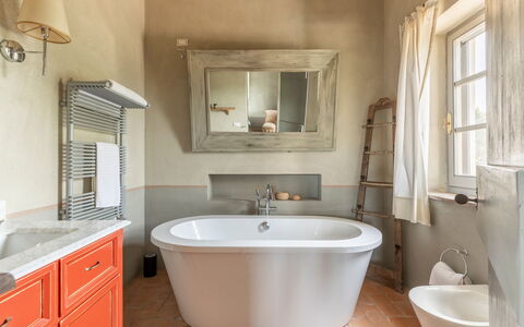 Villa Danilo: Spejl, Tap, Sanitærarmatur, Ejendom, Badeværelsesskab, Håndvask, Badekar, Cabinetry, Badeværelsesvask, Badeværelse