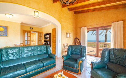 Cala Torta Na Lluny: Couch, Møbel, Ejendom, Billedramme, Bord, Azure, Indretning, Belysning, Stue, Etage