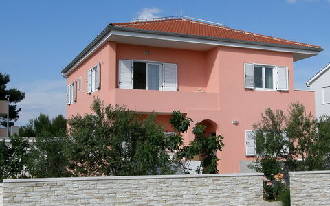 Vodice 401: Himmel, Plante, Bygning, Ejendom, Vindue, Sky, Hus, Dør, Træ