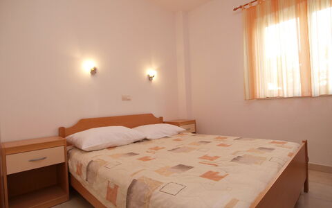 Vodice 401: Soveværelse, Seng, Møbel, Værelse, Ejendom, Sengetøj, Madras, Bed Frame, Væg, Etage