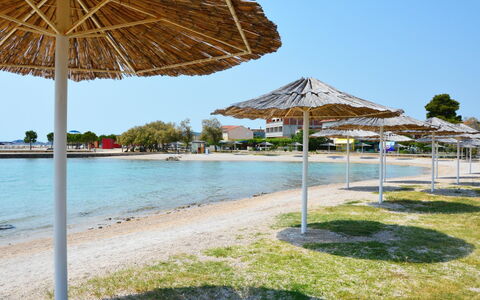 Vodice 401: Vand, Himmel, Plante, Azure, Skygge, Botanik, Træ, Arecales, Fritid, Sø