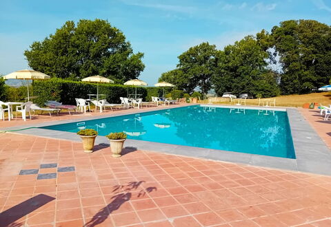 Fattoria le Chianacce: Vand, Himmel, Plante, Bygning, Svømmepøl, Azure, Træ, Udendørs Møbler, Sky, Stol