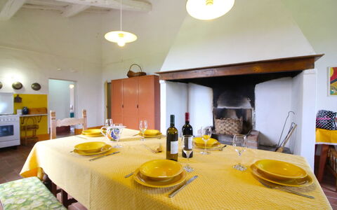 Santa Vittoria: Gul, Værelse, Ejendom, Indretning, Møbel, Bygning, Bord, Hus, Spisestue, Ejendom