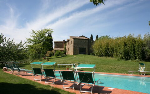 Agriturismo Bevignano: Sky, Himmel, Plante, Vand, Bygning, Azure, Naturlige Landskab, Træ, Land Lot, Græs