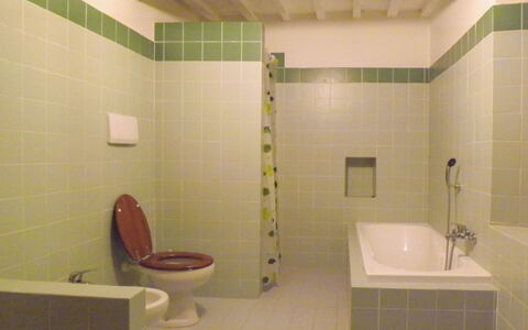 Casa Rossa: Badeværelse, Sanitærarmatur, Gulvbelægning, Væg, Etage, Indretning, Badeværelsesvask, Toilet, Tap, Flise
