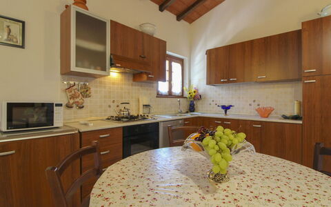 Il Viaggiolo: Køkken, Møbel, Countertop, Indretning, Træ, Gulvbelægning, Køkken Apparat, Cabinetry, Etage, Belysning
