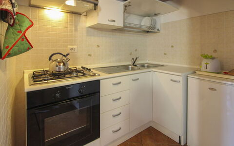 Il Viaggiolo: Køkken Apparat, Køkken, Større Bandage, Komfur, Countertop, Køkkenvask, Komfur, Gaskomfur, Cabinetry, Cooktop