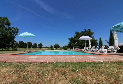 Il Viaggiolo: Himmel, Plante, Svømmepøl, Sky, Træ, Vand, Bygning, Skygge, Arecales, Land Lot