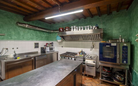Torre di Vignale: Køkken, Countertop, Køkken Apparat, Indretning, Gulvbelægning, Loft, Belysning, Møbel, Større Bandage, Komfur