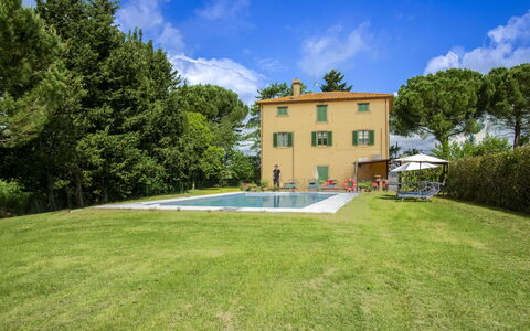 Villa Cantagallo: Svømmepøl, Estate, Have, Fritid, Udendørs Møbler, Hacienda, Lawn, Villa, Gård, Landscaping