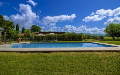 Villa Cantagallo: Svømmepøl, Estate, Have, Fritid, Udendørs Møbler, Hacienda, Lawn, Villa, Gård, Landscaping