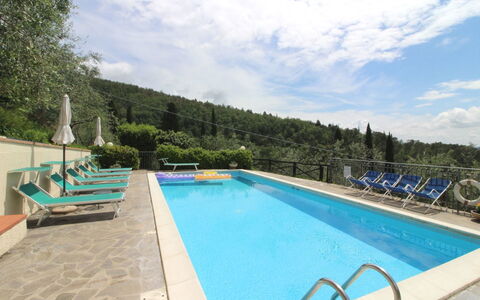 Agriturismo Arcobaleno: Vand, Himmel, Sky, Plante, Svømmepøl, Træ, Azure, Stol, Udendørs Møbler, Bygning
