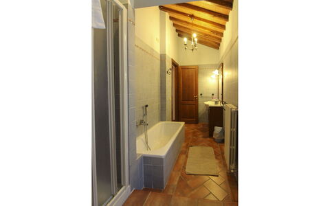 Agriturismo Ca di Vestro: Gulvbelægning, Etage, Væg, Indretning, Sanitærarmatur, Træ, Loft, Badeværelse, Belysning, Vvs