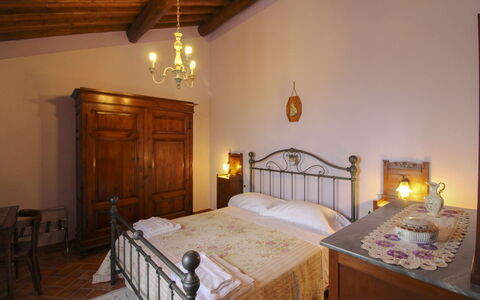 Agriturismo Ca di Vestro: Møbel, Væg, Indretning, Gulvbelægning, Soveværelse, Seng, Etage, Loft, Værelse, Belysning