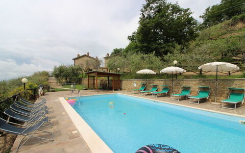 Agriturismo Ca di Vestro: Vand, Sky, Himmel, Ejendom, Plante, Bygning, Svømmepøl, Natur, Azure, Træ