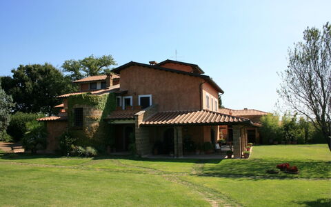Villa Iris: Himmel, Plante, Bygning, Vindue, Træ, Hus, Naturlige Landskab, Land Lot, Græs, Sommerhus