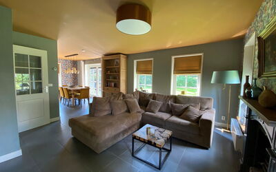 Wiringherlant 100.10: Couch, Møbel, Ejendom, Bord, Billedramme, Azure, Indretning, Arkitektur, Stue, Etage
