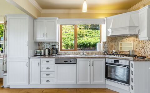 Cuascrome: Cabinetry, Countertop, Køkken Apparat, Køkken, Komfur, Træ, Husholdningsapparat, Skuffe, Indretning, Bejdse