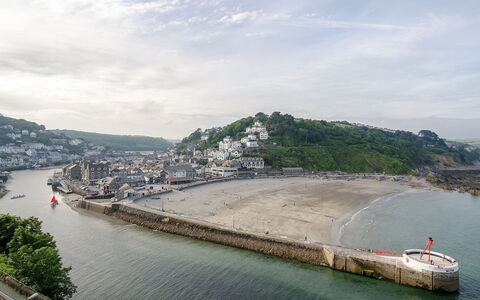 Looe 107: Vand, Sky, Himmel, Plante, Træ, Sø, Bank, Urban Design, Bjerg, Landskab
