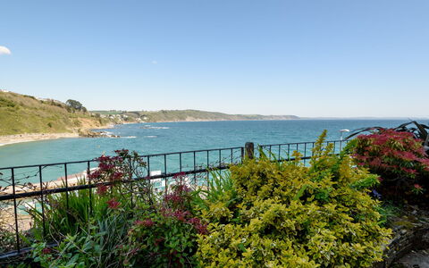 Looe 107: Himmel, Plante, Bygning, Daytime, Ejendom, Vindue, Træ, Arkitektur, Urban Design, Fritid