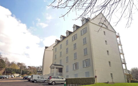 Deauville-Trouville 184: Himmel, Bygning, Sky, Plante, Bil, Vindue, Hjul, Træ, Køretøj, Arkitektur