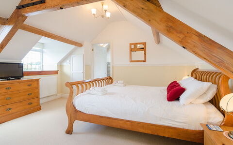 1 School Cottages: Møbel, Ejendom, Hvid, Komfort, Cabinetry, Bygning, Træ, Vindue, Bed Frame, Skuffe