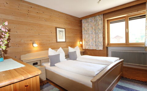 Arlberg: Soveværelse, Værelse, Møbel, Seng, Ejendom, Indretning, Bed Frame, Loft, Madras, Sengetøj