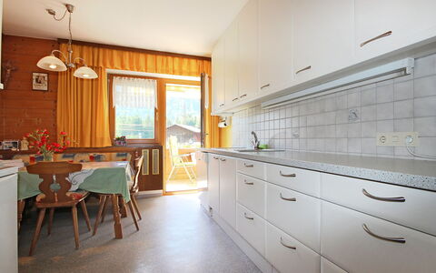 Arlberg: Ejendom, Værelse, Møbel, Indretning, Bygning, Countertop, Køkken, Flise, Etage, Cabinetry