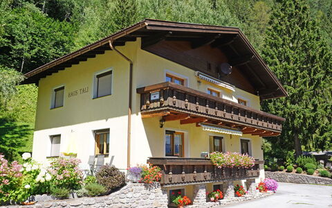 Arlberg: Plante, Ejendom, Vindue, Bygning, Træ, Hus, Fritid, Blomst, Sommerhus, Himmel