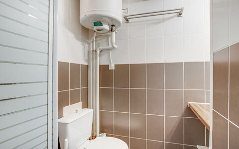 La Dune: Ejendom, Sanitærarmatur, Toiletbræt, Badeværelse, Toilet, Indretning, Etage, Gulvbelægning, Væg