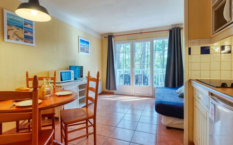 Domaine Golf Resort: Møbel, Bord, Azure, Stol, Træ, Indretning, Cabinetry, Gulvbelægning, Køkken, Billedramme