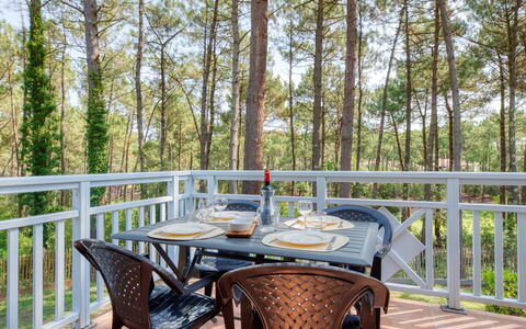 Domaine Golf Resort: Bord, Ejendom, Møbel, Plante, Træ, Træ, Indretning, Himmel, Udendørs Møbler, Stol