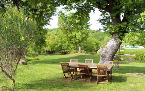 Pitigliano 200: Træ, Ejendom, Bord, Naturlige Landskab, Græs, Naturreservat, Møbel, Botanik, Lawn, Have