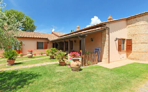Castiglione del Lago 130: Plante, Himmel, Bygning, Sky, Vindue, Hus, Træ, Land Lot, Blomsterkrukke, Arkitektur