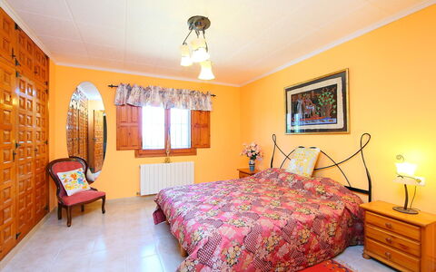 Casa Gran Sorolla: Soveværelse, Seng, Værelse, Sengetøj, Møbel, Ejendom, Sengetøj, Bed Frame, Loft, Indretning