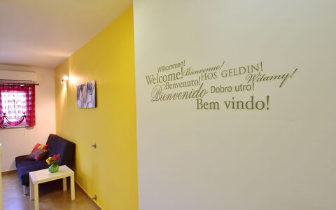 Lovran Tuliševica 402: Væg, Gul, Værelse, Ejendom, Indretning, Loft, Design, Font, Bygning